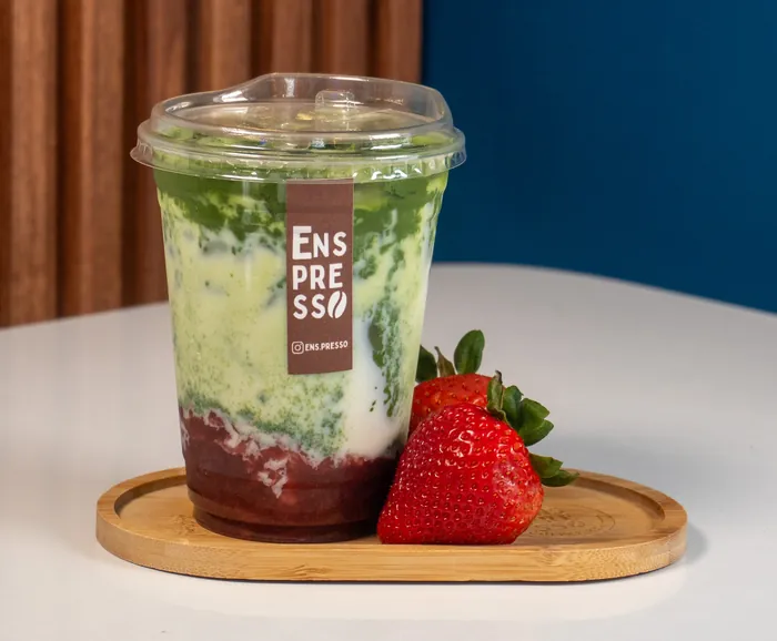 Matcha helado con fresa sobre charola de madera