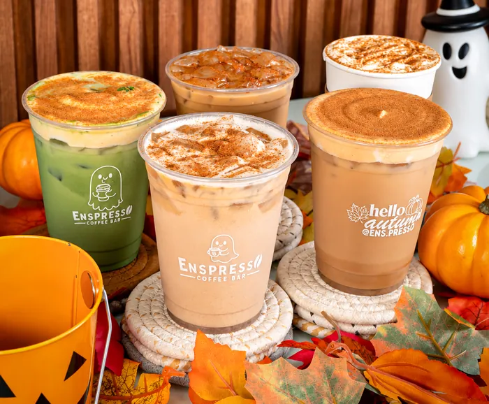 Bebidas de temporada de otoño: pumpkin spice, matcha y lattes helados con canela
